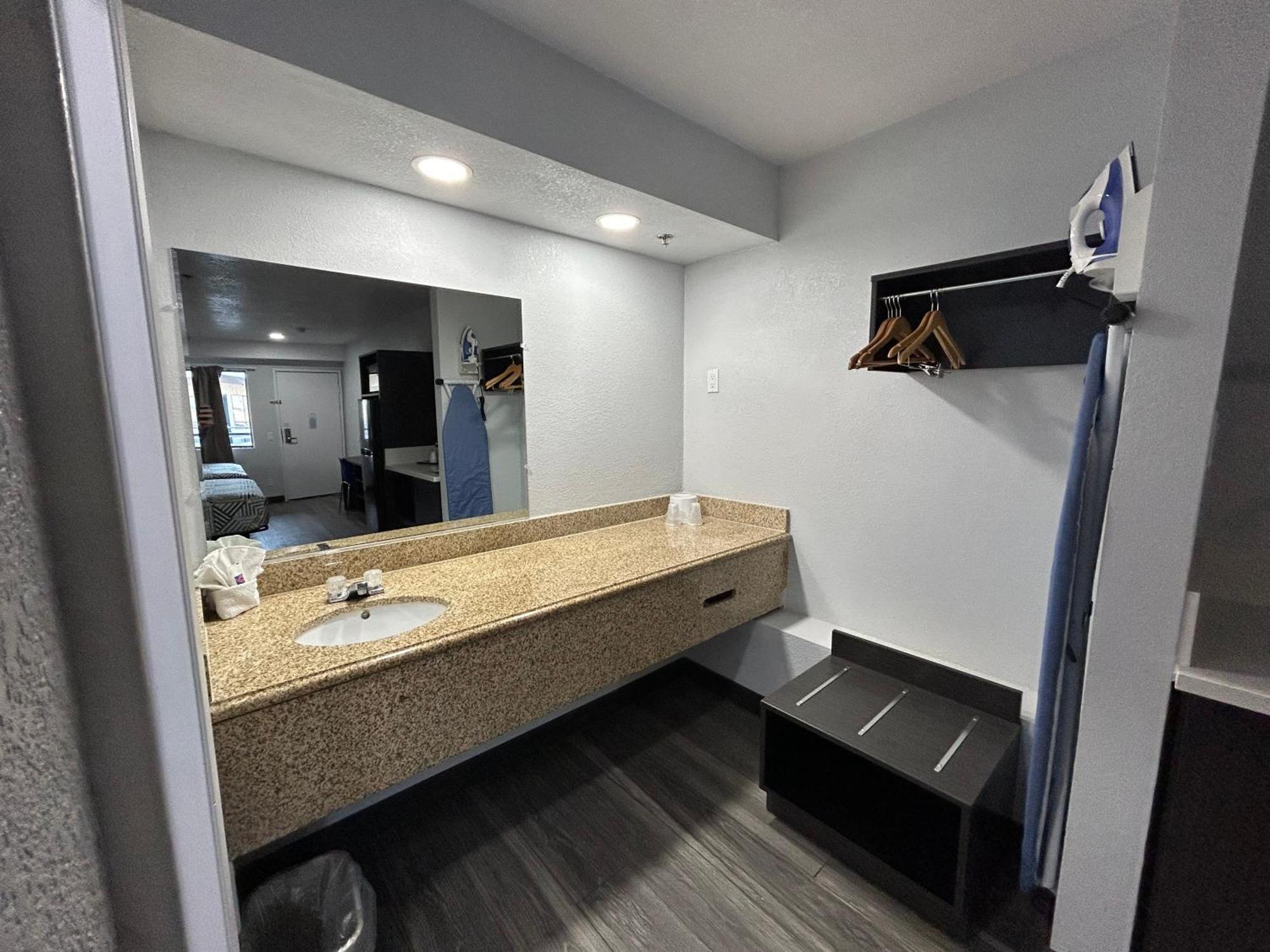 Studio 6 Bakersfield, Ca South Екстериор снимка